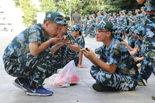 军官吃瓜,揭秘军营中的休闲时光